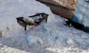 СК организовал проверку по факту падения ледяной глыбы рядом с пенсионеркой