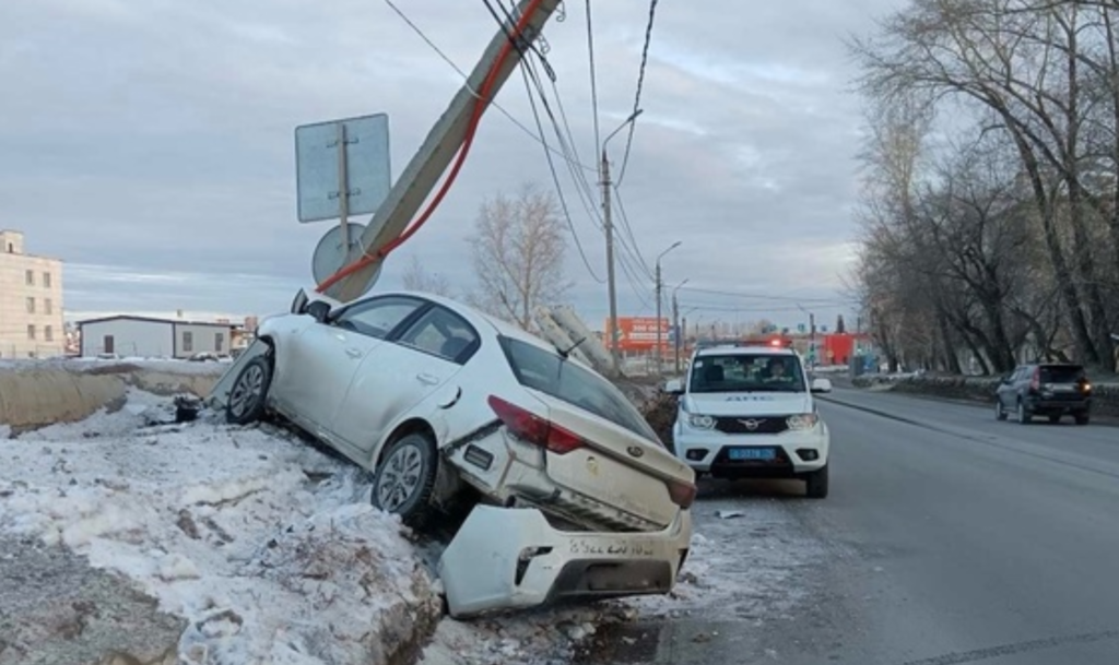 Водителя на месте не нашли! В Миассе иномарка влетела в электроопору