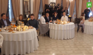 В Челябинске официально открыли год семьи. На чаепитие с губернатором приехали южноуральцы со всей области 