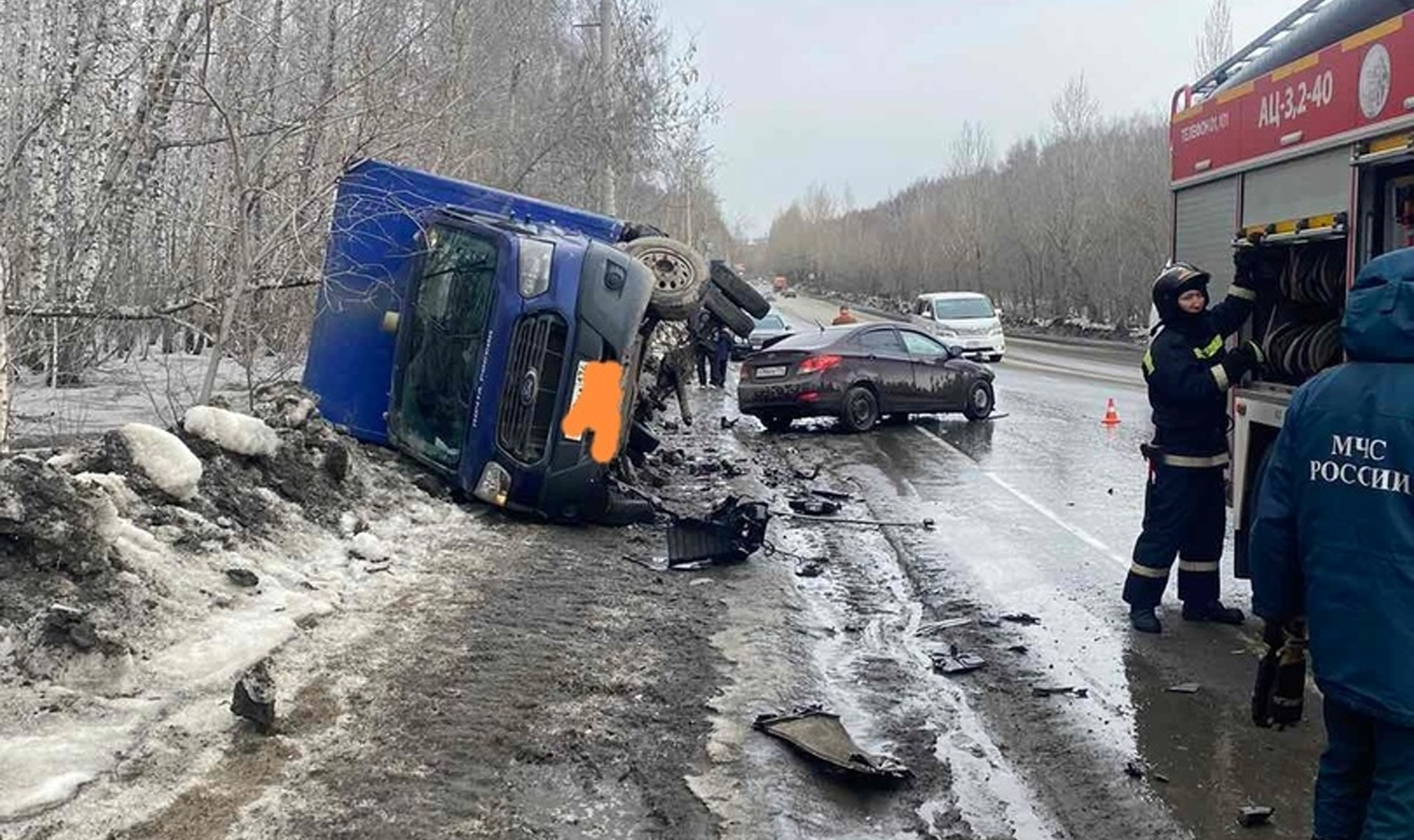 Автодорогу на улице Даурской Челябинска не поделили фургон в ливрее почты  России и две легковушки