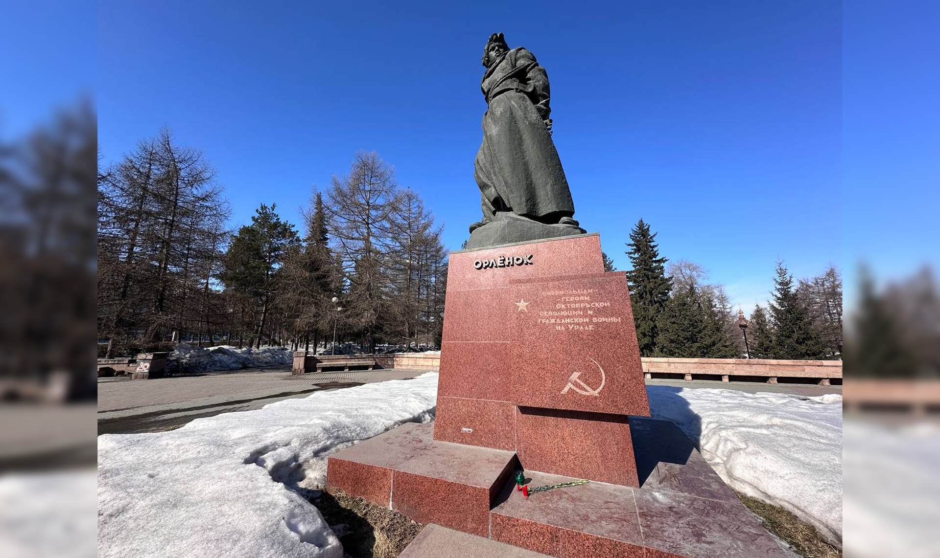 На Алом поле появился стихийный мемориал памяти погибших в подмосковном ТЦ  «Крокус Сити Холл» | 23.03.2024 | Челябинск - БезФормата