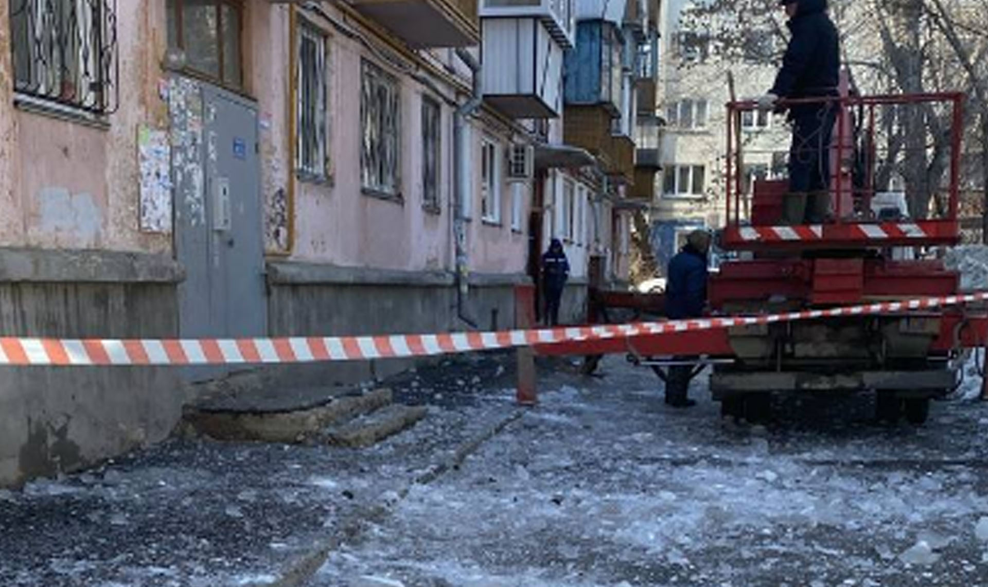 В челябинском СК возбудили уголовное дело по факту падения льдины, которая  разбила голову мужчине