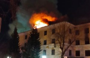 Пожар в общежитии на Героя России Молодова тушат до сих пор