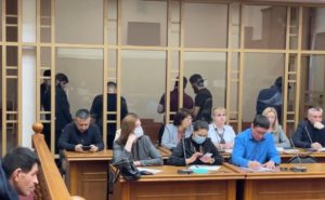 В Челябинске начался суд над мигрантами, которые проходят по делу об убийстве школьника у ТРК «Космос»