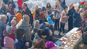 Масленичные гуляния возле избирательного участка в Магнитогорске