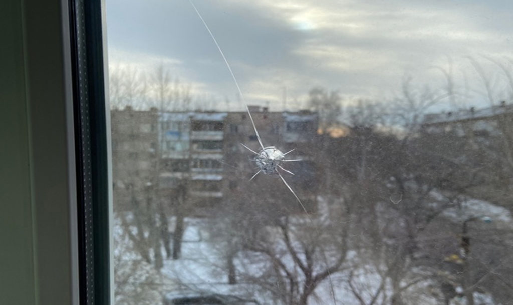 Пуля или камень? Кто-то разбил стекло окно дома по улице Хлебозаводской в Челябинске