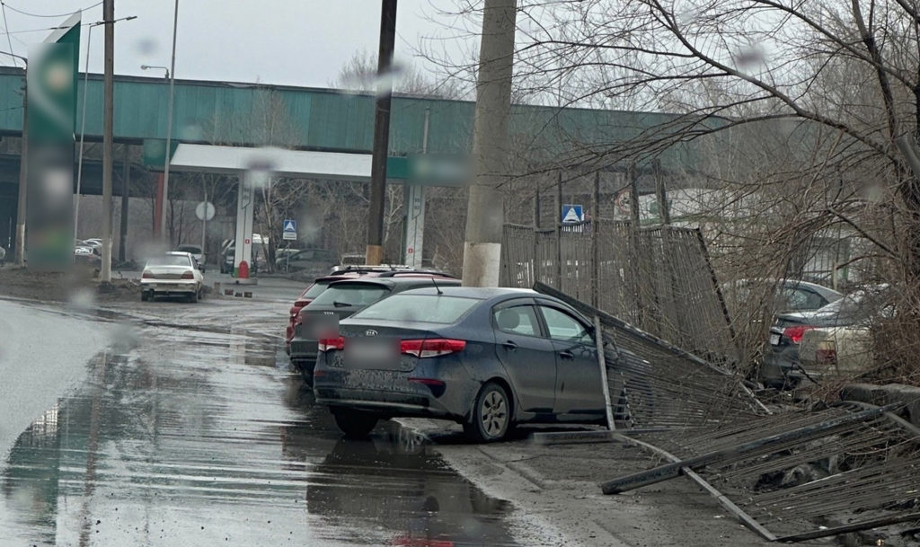 Забор упал на машину в Магнитогорске