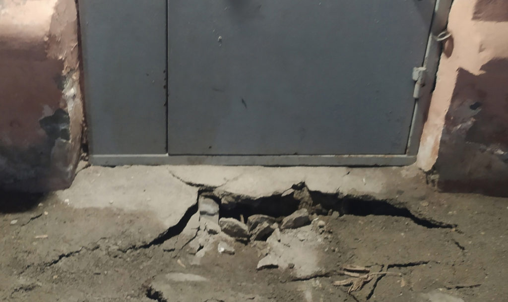 Вышел и сразу в яму! Возле одного из домов в Челябинске провалилось бетонное покрытие на ступеньках