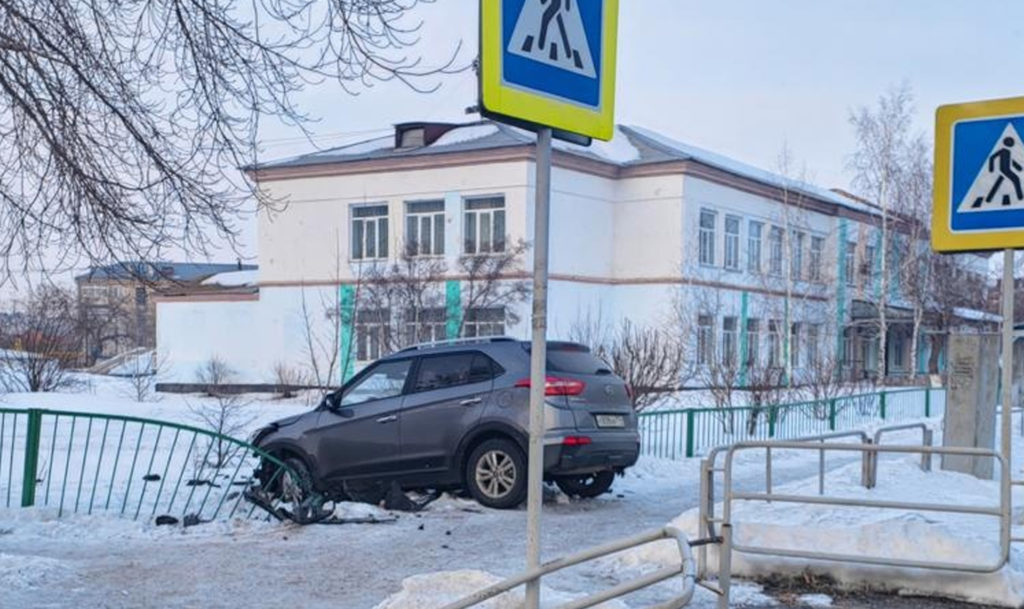 Молодой парень на иномарке протаранил машину автоледи и врезался в школьный забор