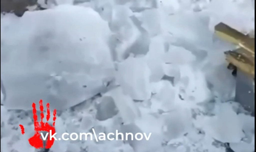 Дотянули? В Ленинском районе рухнувший с крыши лед чуть не убил мать с 5-летним ребенком