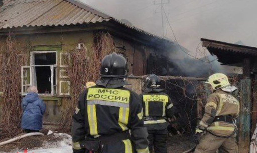 Вспыхнула баня, а потом огонь перекинулся на дом!