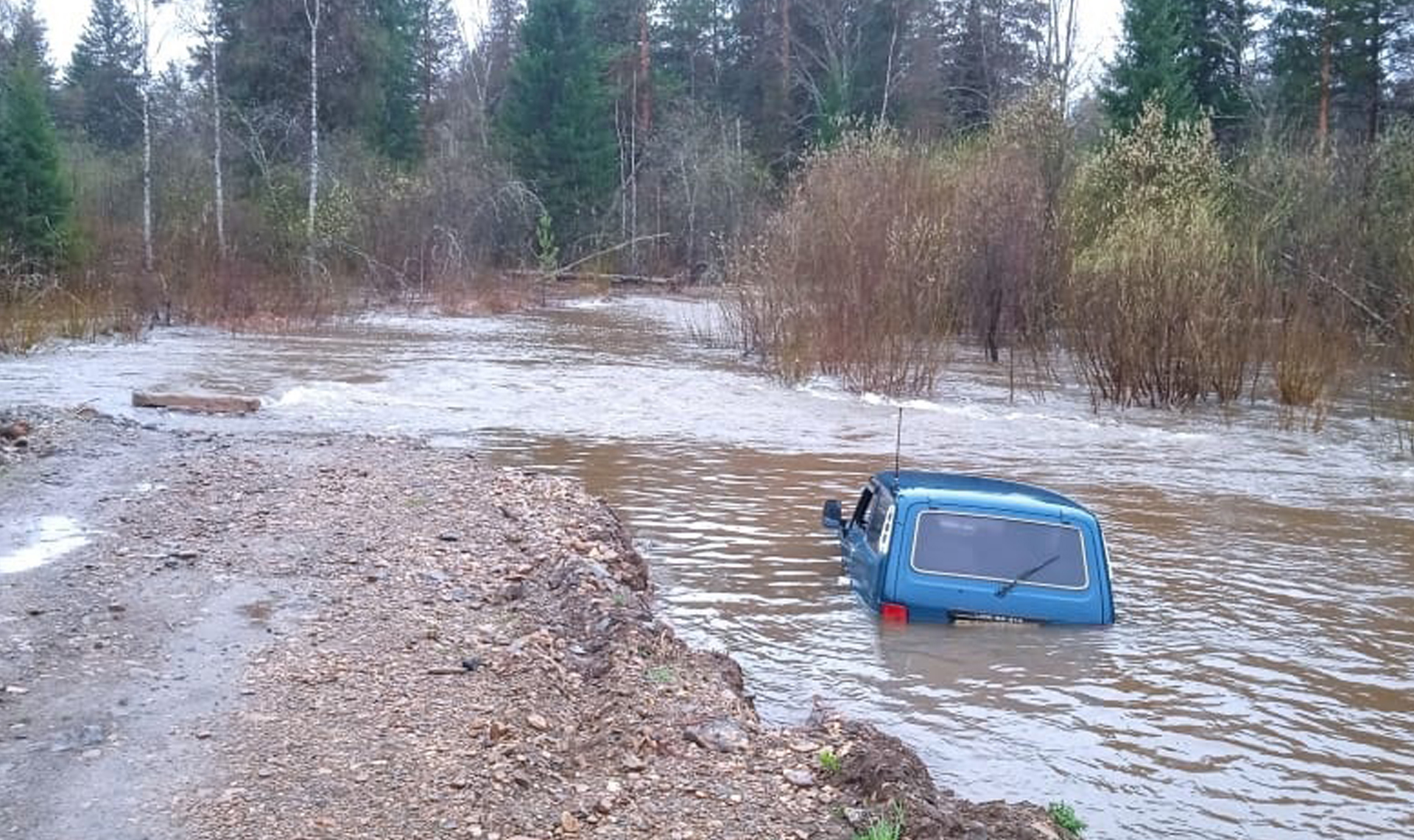 В Катав-Ивановском районе машину снесло потоком воды из-за разлива реки