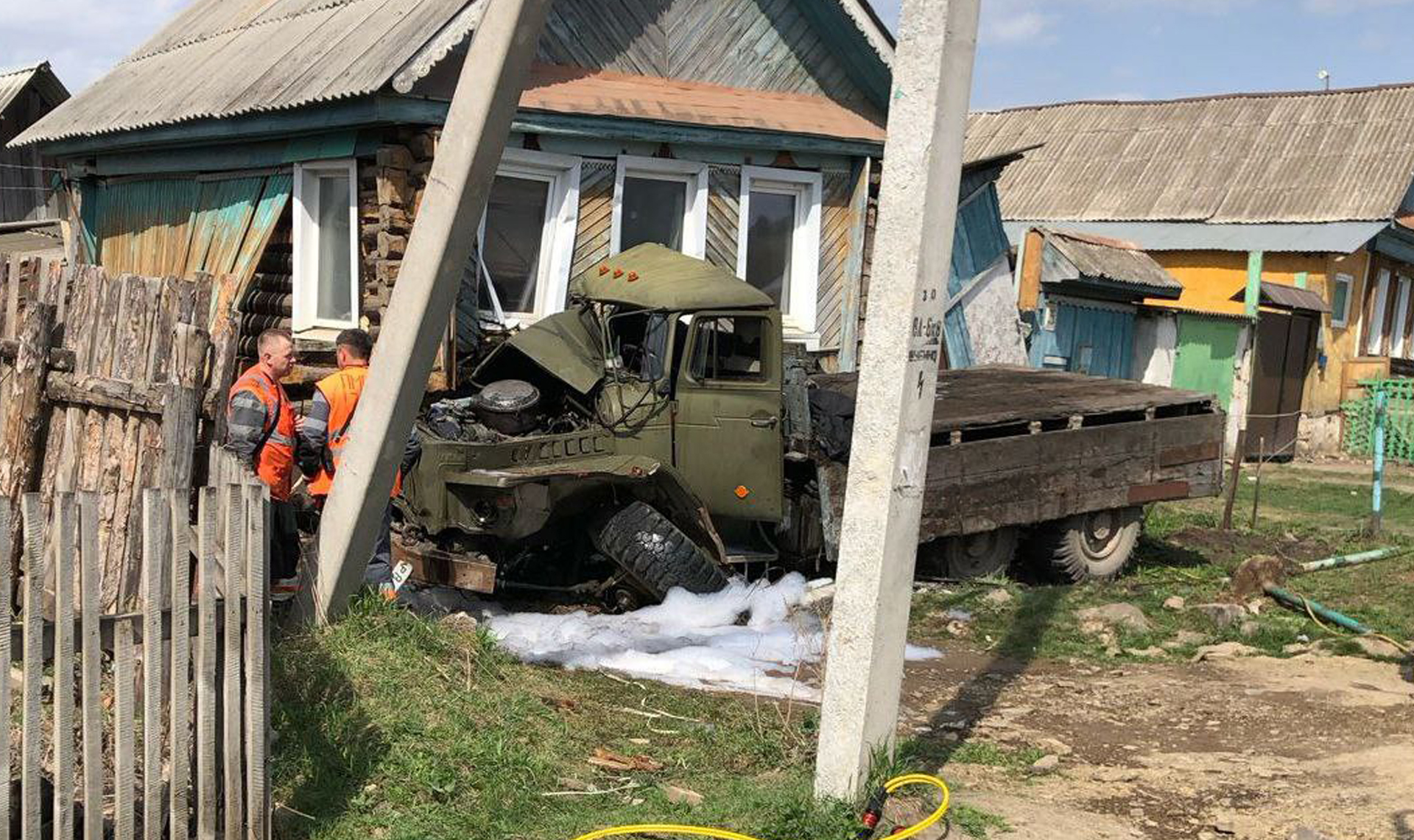 В Челябинской области грузовик с газовыми баллонами вылетел с дороги и  врезался в жилой дом