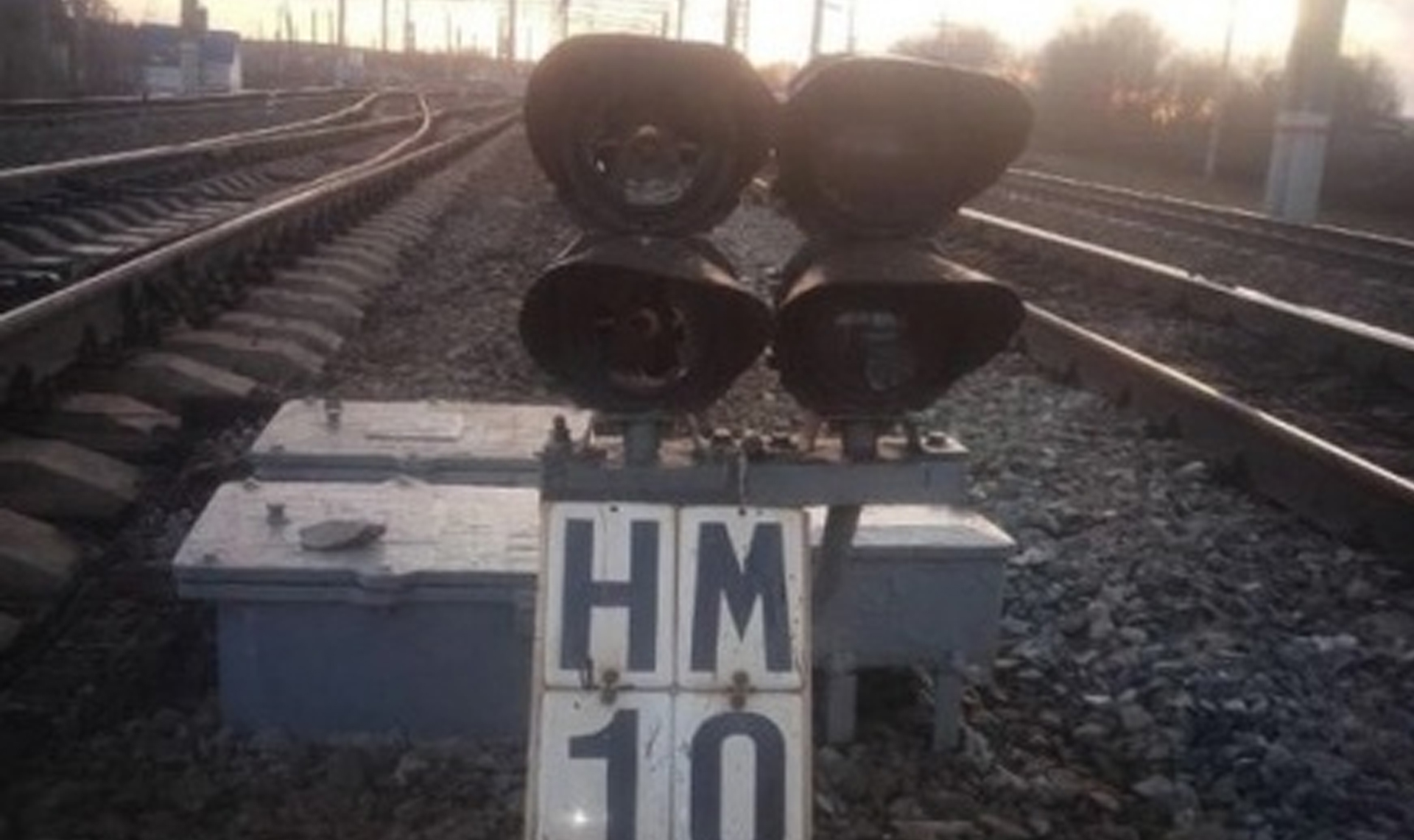 Дети разбили линзы на сигнальных светофорах вблизи железной дороги на станции Полетаево