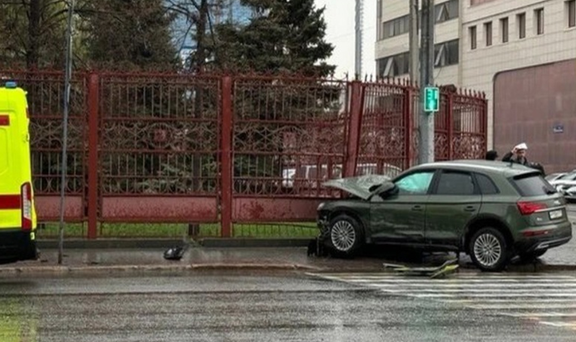 После столкновения одна легковушка снесла дорожный знак и протаранила забор  - 31TV.RU