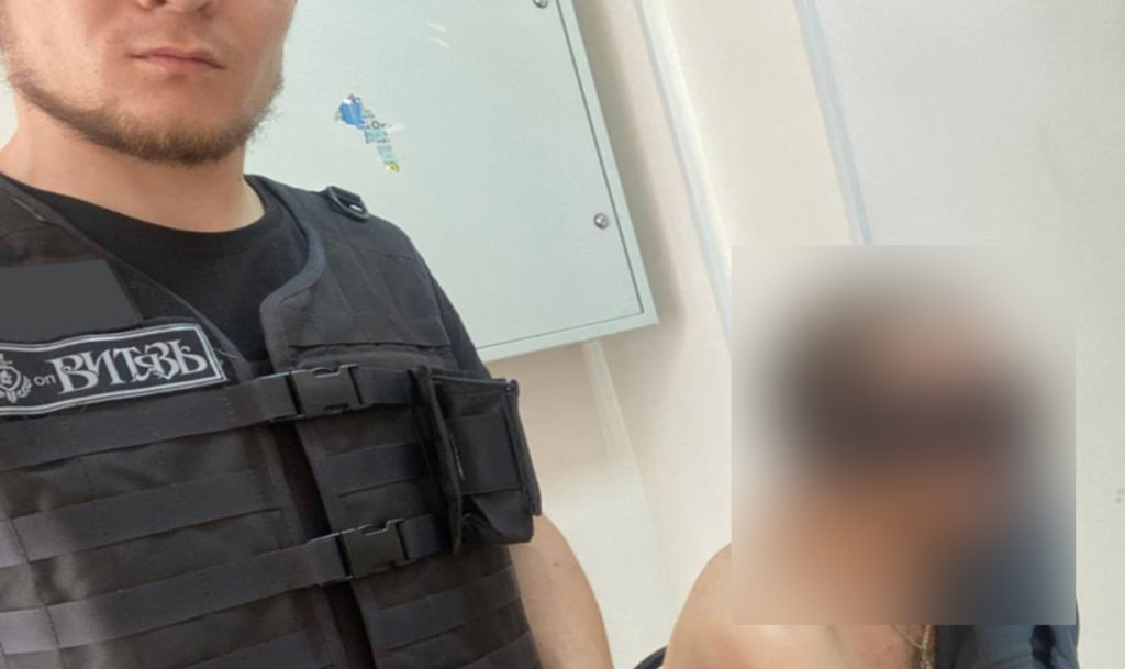 В Челябинске в одну из квартир пытался залезть вооруженный мужчина
