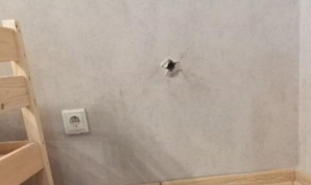 Мужчина, который изрешетил соседские стены в доме Курчатовского района Челябинска, попал под две статьи