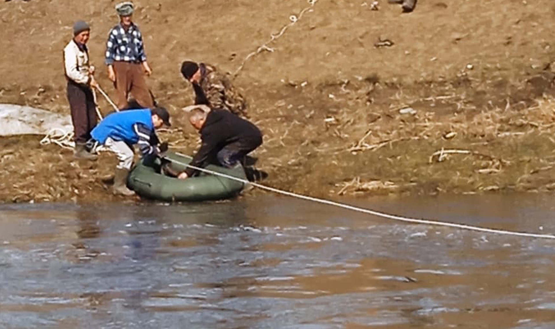 Во время паводка в поселке Копаловский Нагайбакского района разрушился мост, из-за чего продукты жителям пришлось доставлять на лодках