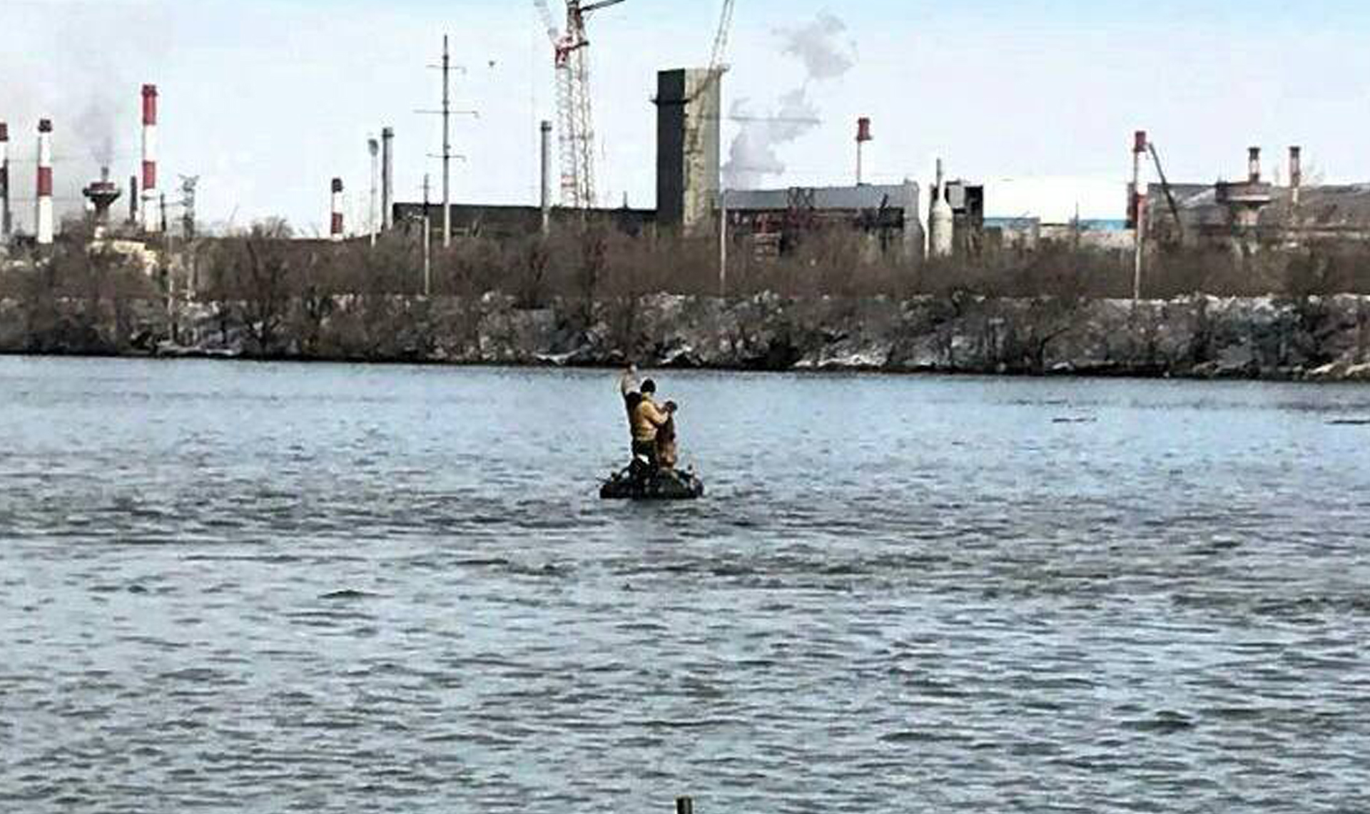 Месяц назад сотрудники рыбоохраны обнаружили двух нарушителей, которые рыбачили в отстойнике