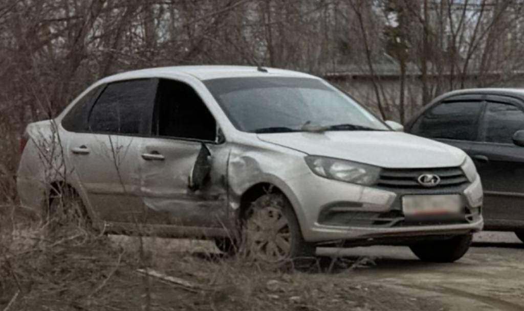 В Озерске нетрезвый водитель на внедорожнике разбил припаркованную машину