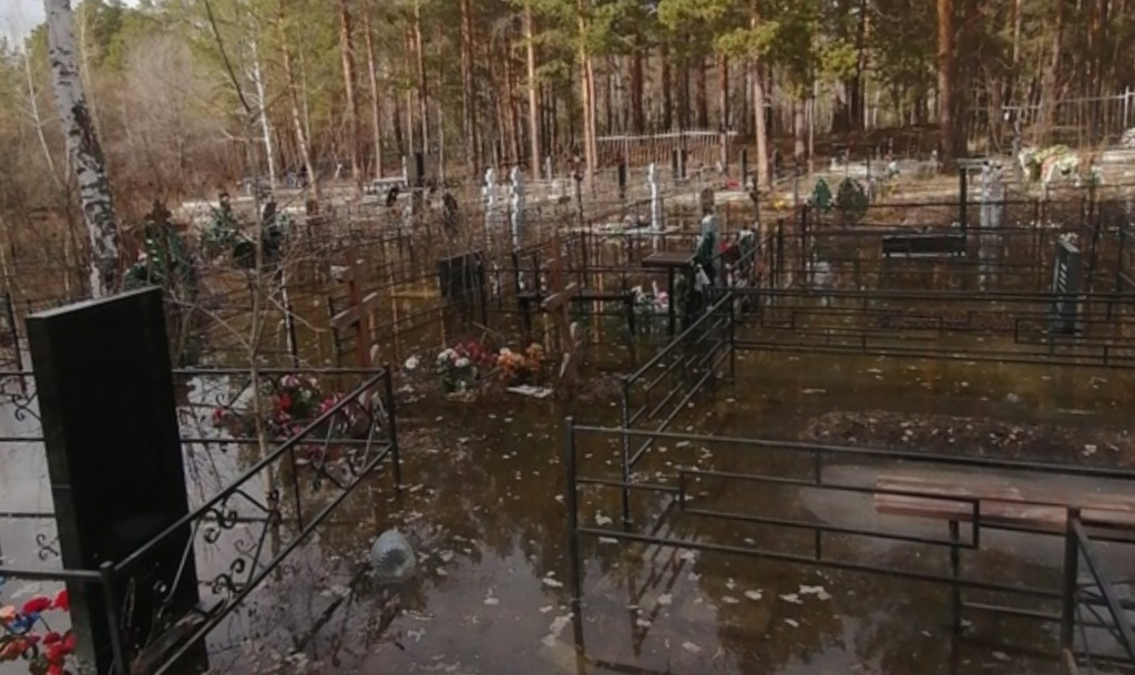 Одно из кладбищ в Челябинске ушло под воду 