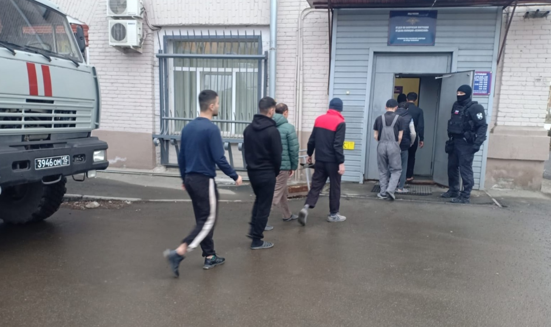 Полиция и ОМОН нагрянули на челябинскую фабрику 