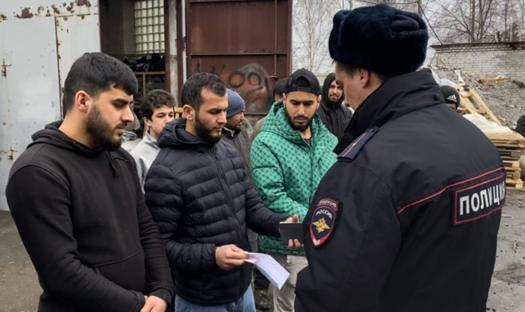 В Челябинске задержали мужчину, который заключил 47 фиктивных договоров с незаконными мигрантами