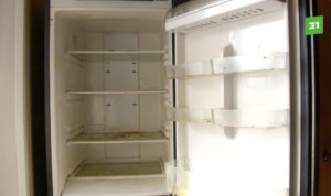 Пустой холодильник в квартире пенсионерки
