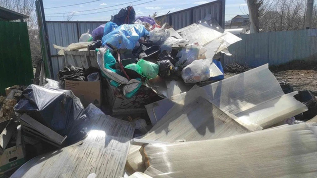 Регоператор заявил, что не обязан вывозить отходы из поликарбоната с мусорных площадок