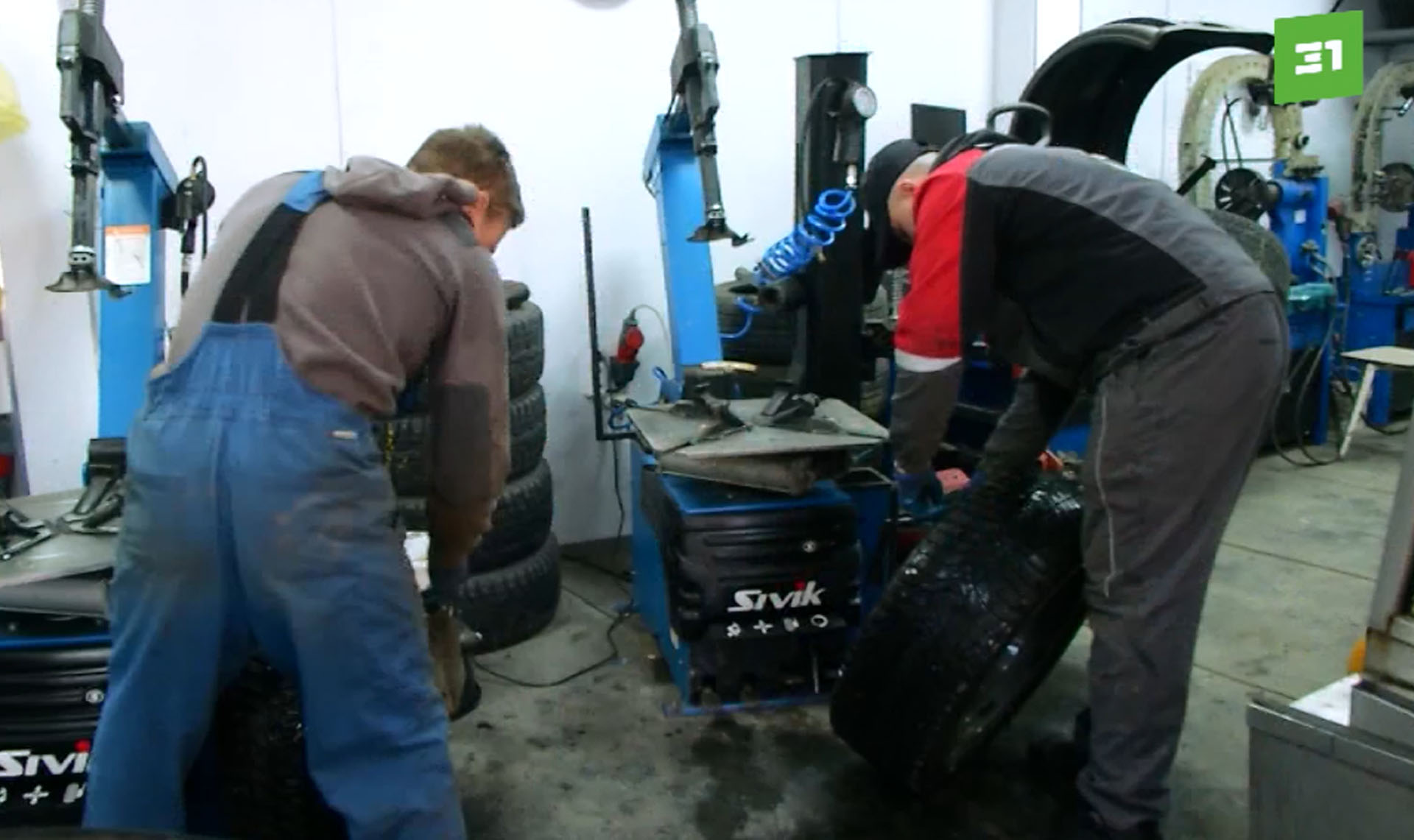 Очереди на шиномонтажках. Челябинские автолюбители уже спешат сменить шины на летние