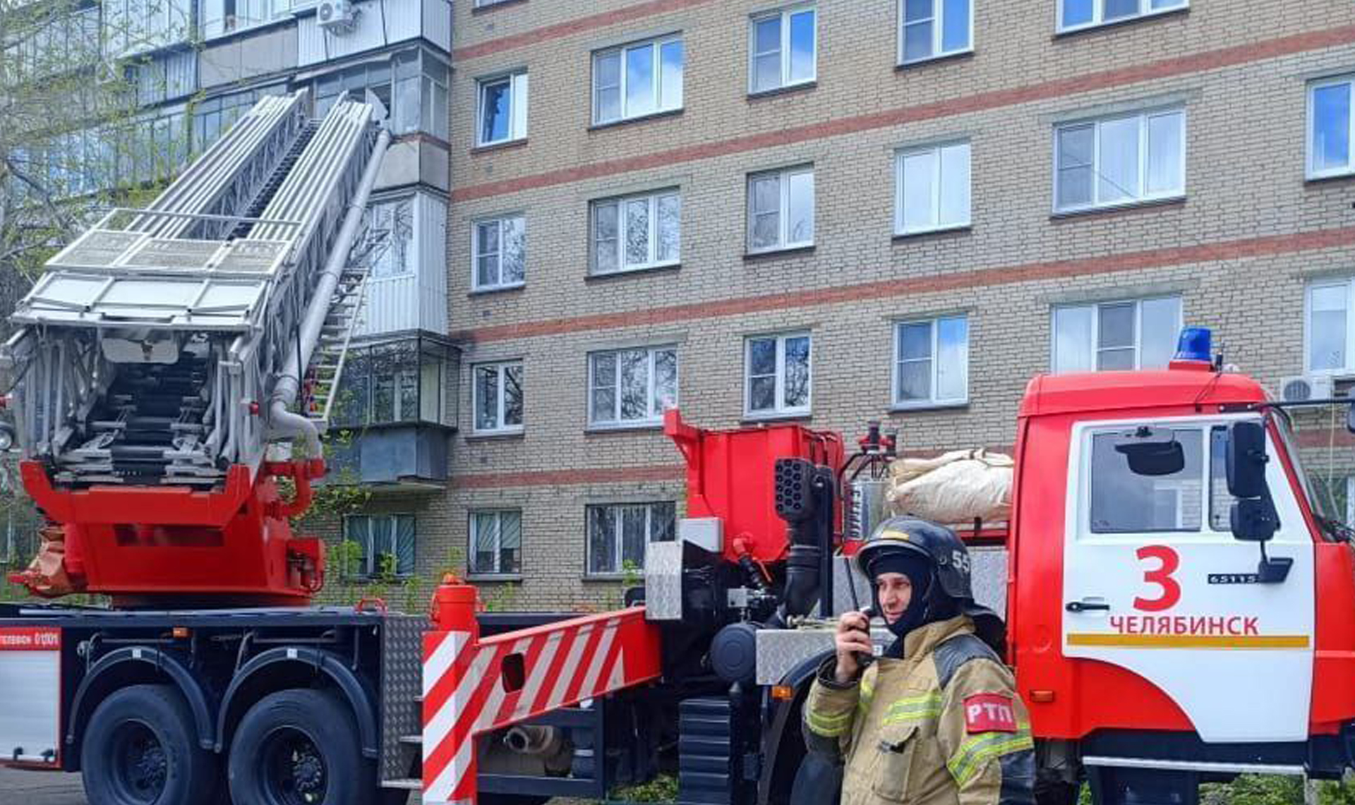 В Челябинске пожарные спасли ребенка, который пытался перелезть на соседний  балкон