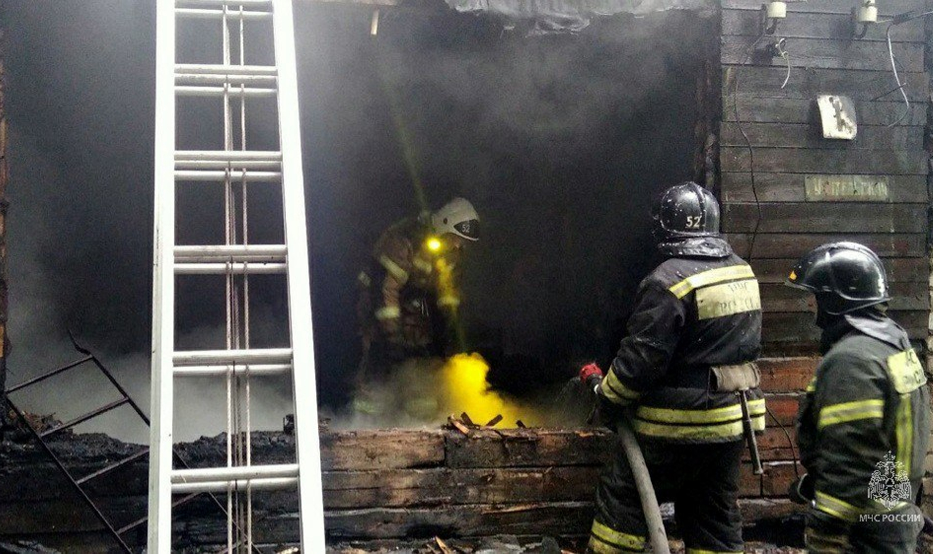 В ночном пожаре погибли двое южноуральцев из Красноармейского района