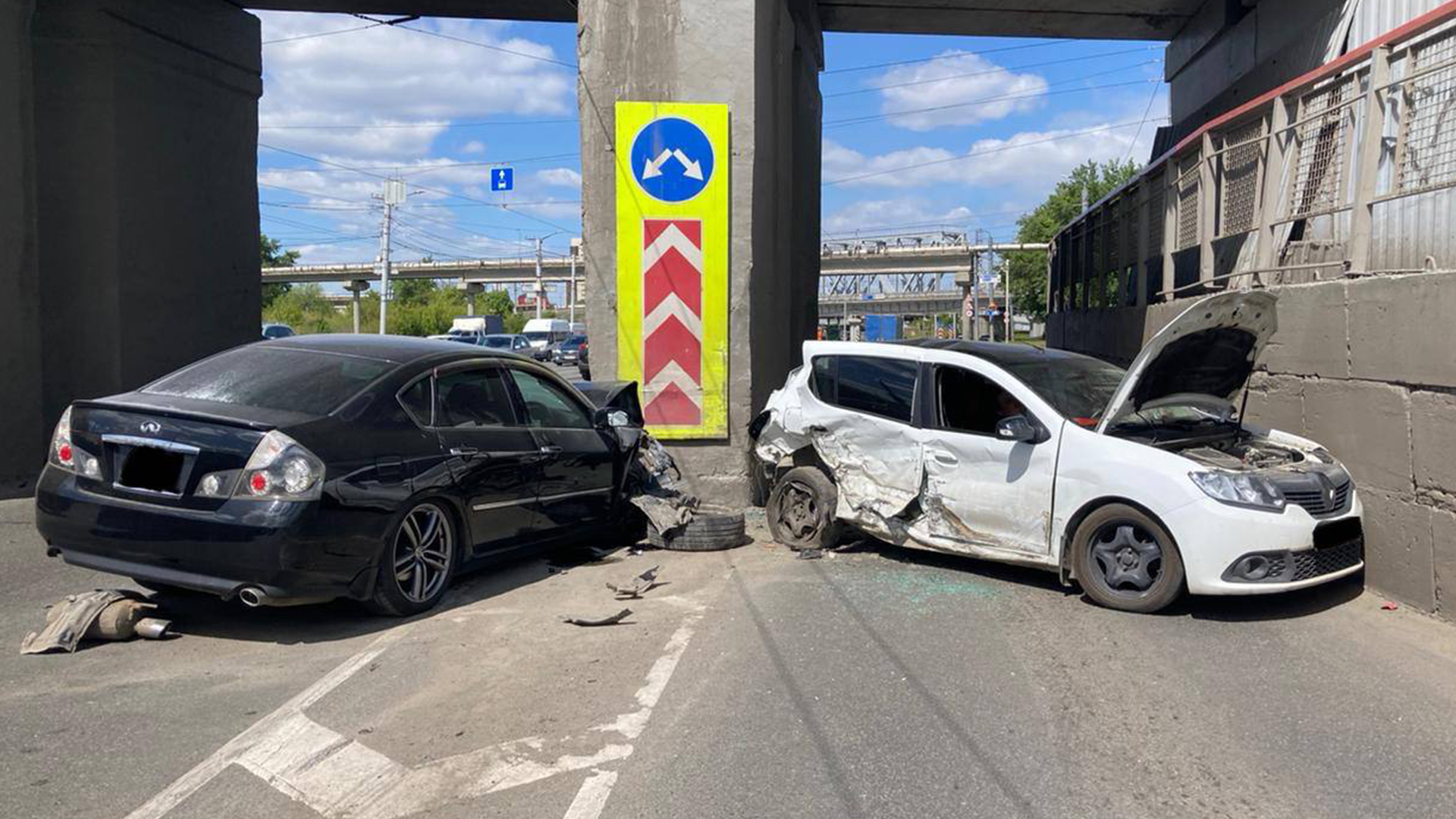 В аварии под мостами в Ленинском районе пострадали два человека