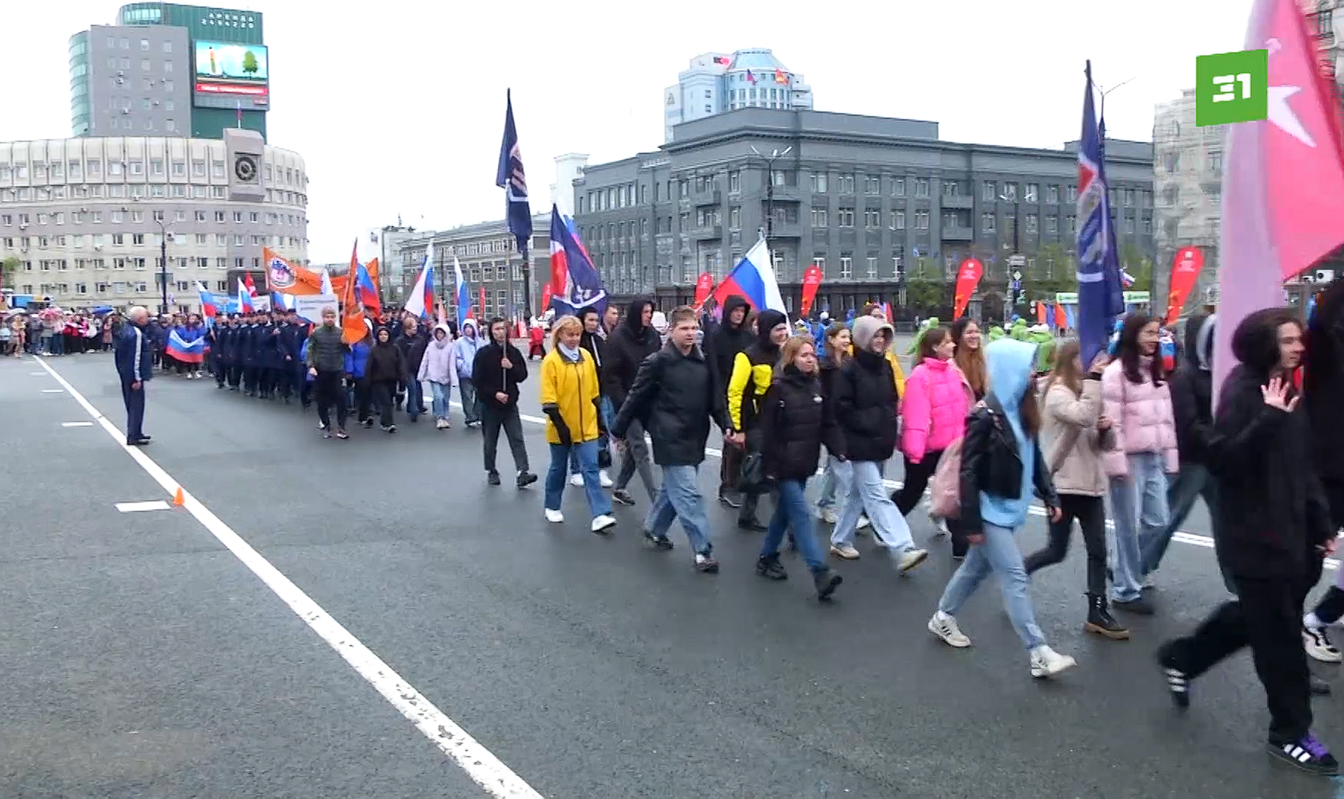 Челябинск вышел на пробежку. На главном проспекте города провели  традиционную эстафету и велогонку