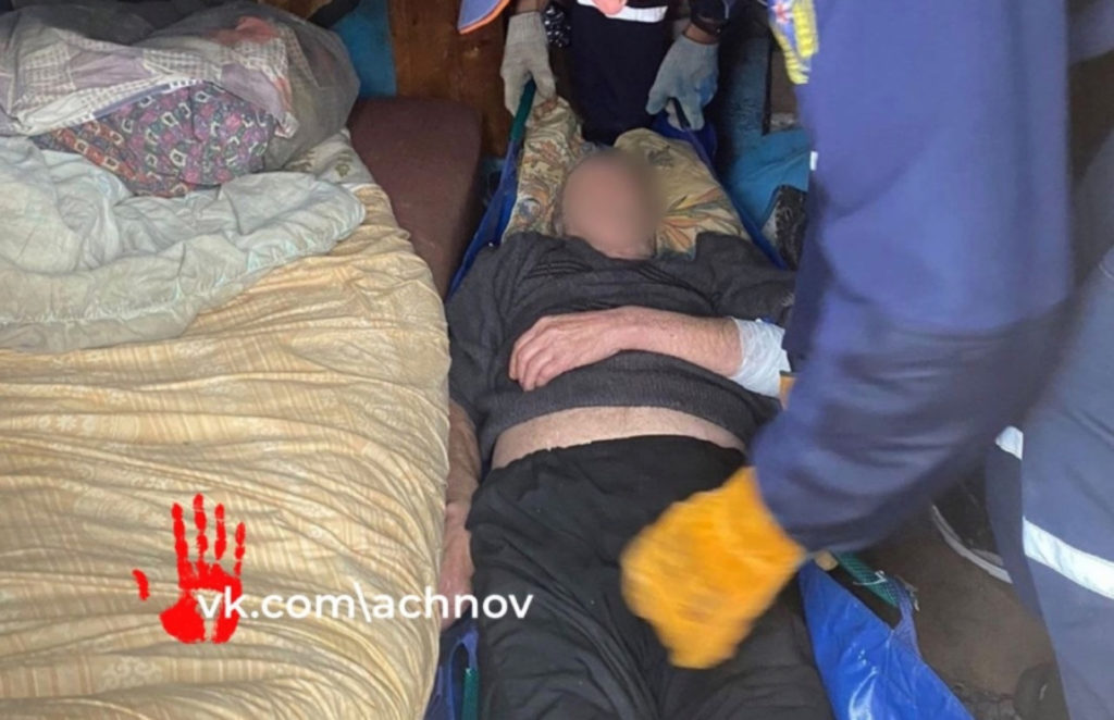 В Магнитогорске спасатели помогли медикам спустить с чердака мужчину с инсультом
