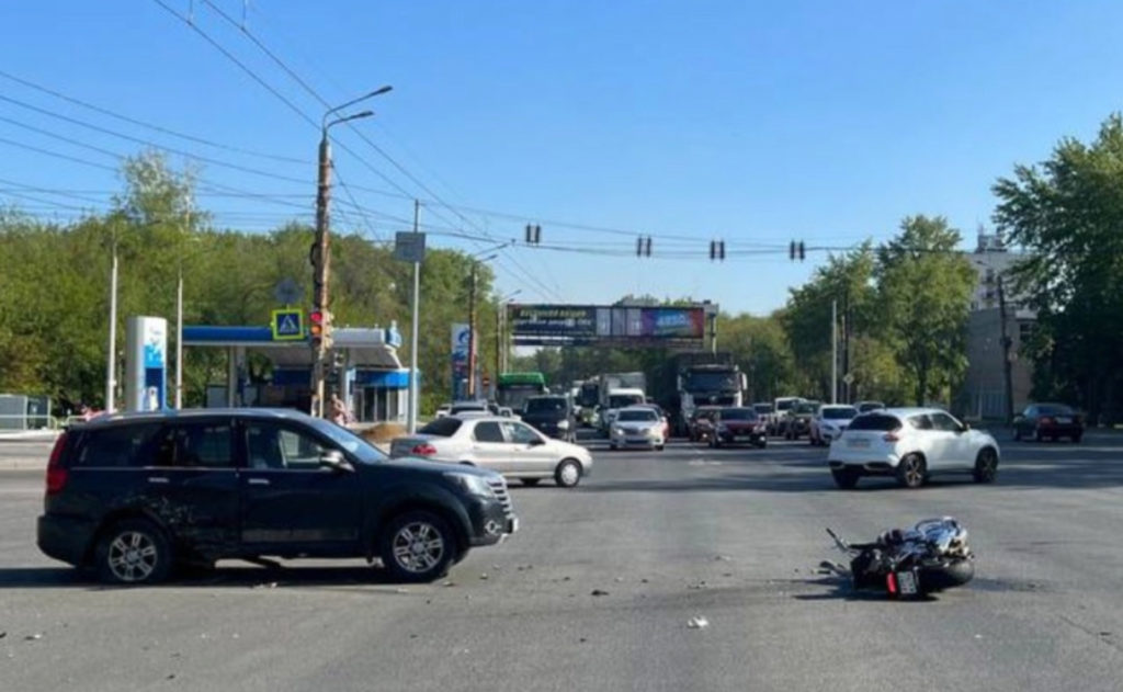 В ДТП на Блюхера пострадал мотоциклист и водитель автомобиля
