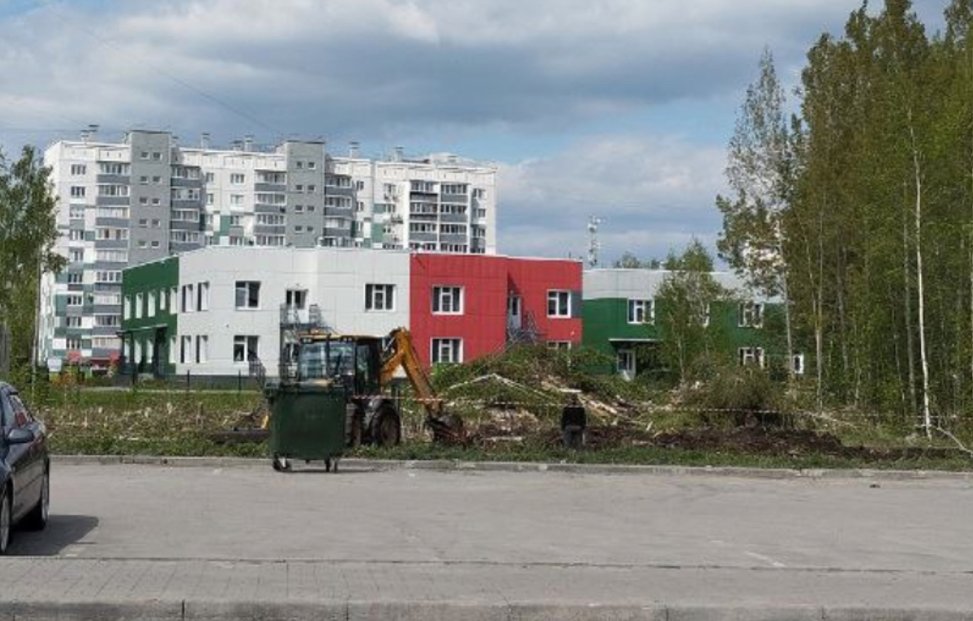 Жители Паркового обеспокоены вырубкой леса для строительства торгового  павильона