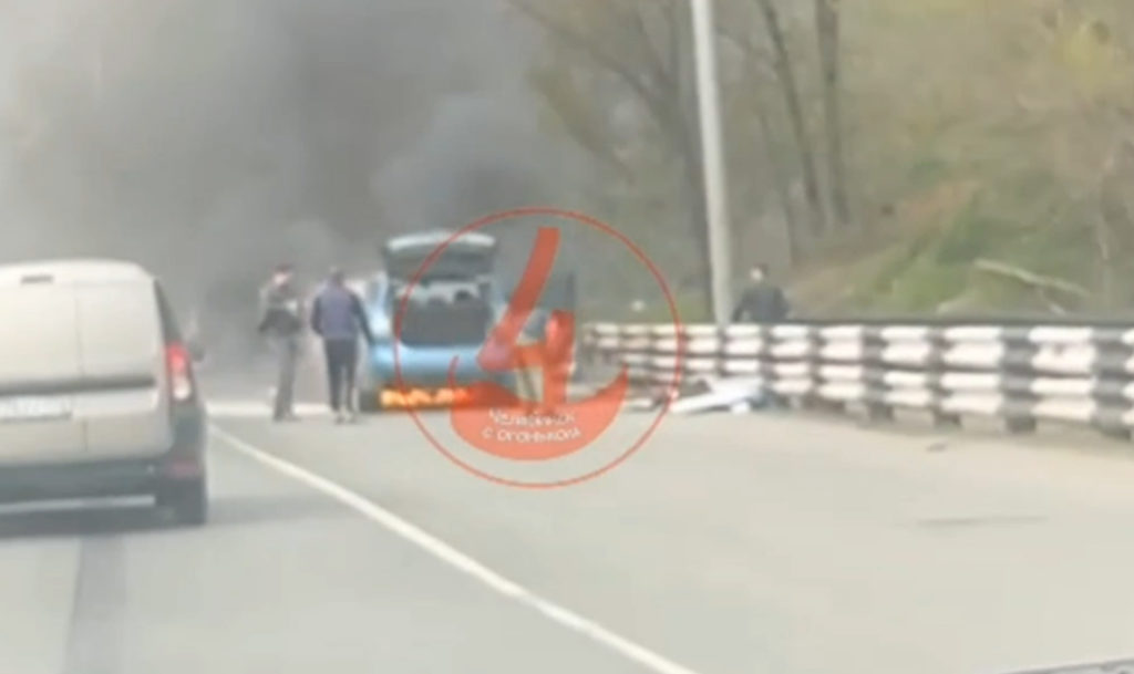 Машина вся в дыму! В Челябинске загорелась иномарка