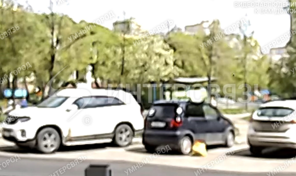Полицейские устанавливают личность автоледи, которая в "Парковом" сбила мужчину