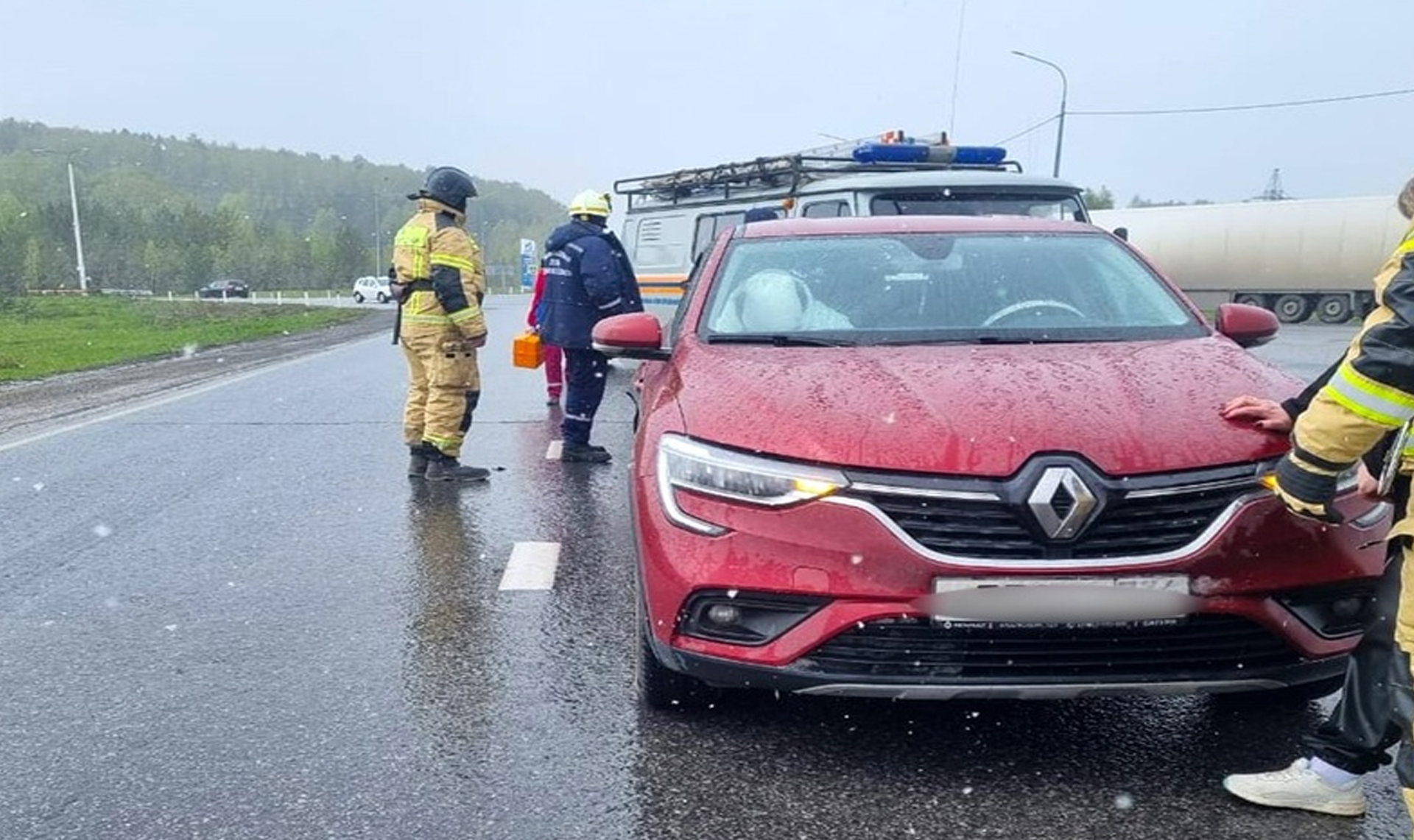 Фура и легковушка не разъехались на трассе в Челябинской области. Не обошлось без пострадавших