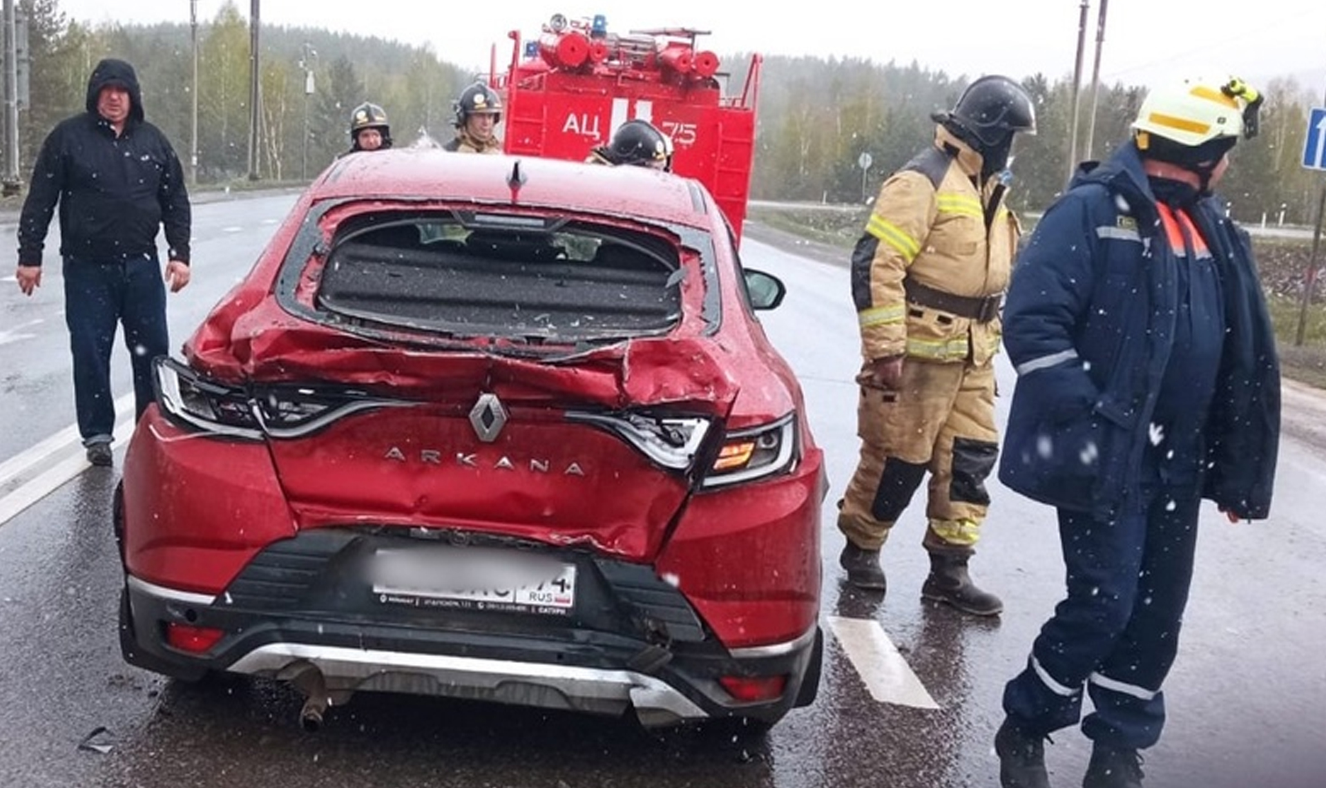 Фура и легковушка не разъехались на трассе в Челябинской области. Не обошлось без пострадавших