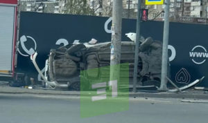 В Челябинске легковушка вылетела на тротуар и перевернулась