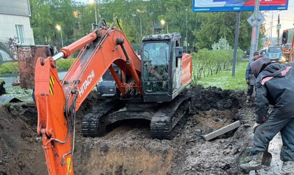 В Челябинске в результате аварии произошло обрушение грунта, что привело к остановке главного коллектора