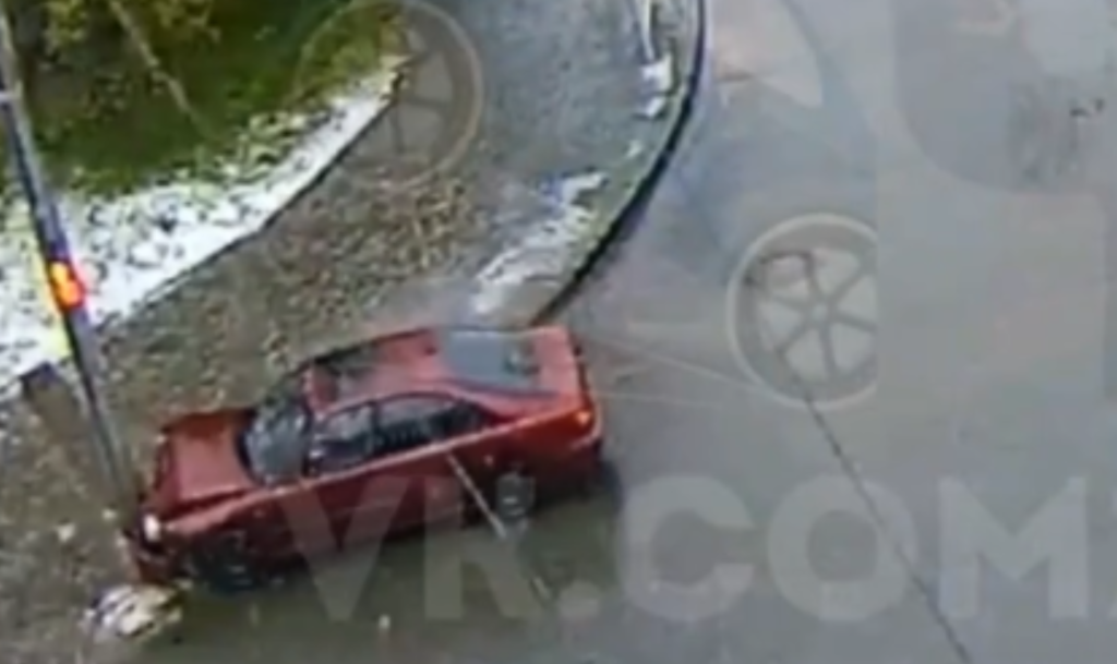 Машина врезалась в столб в Челябинске