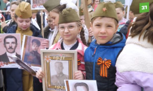 Дети — героям. В Челябинской школе провели акцию «Бессмертный полк» 