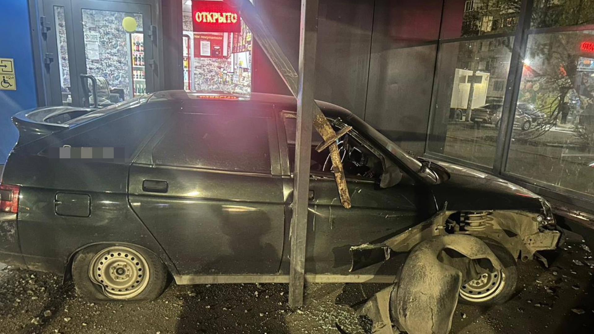 машина влетела в остановку