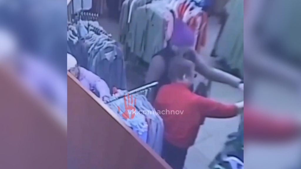 В Советском районе две женщины обчистили магазин одежды