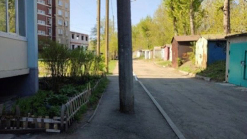 В Тракторозаводском районе на тротуаре установлены столбы