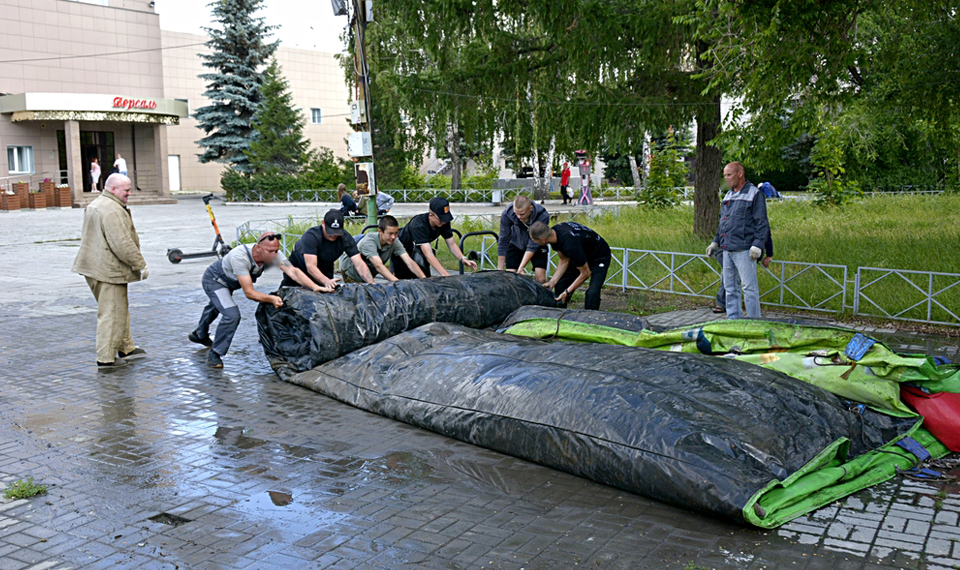 В Челябинске демонтировали опасные надувные батуты