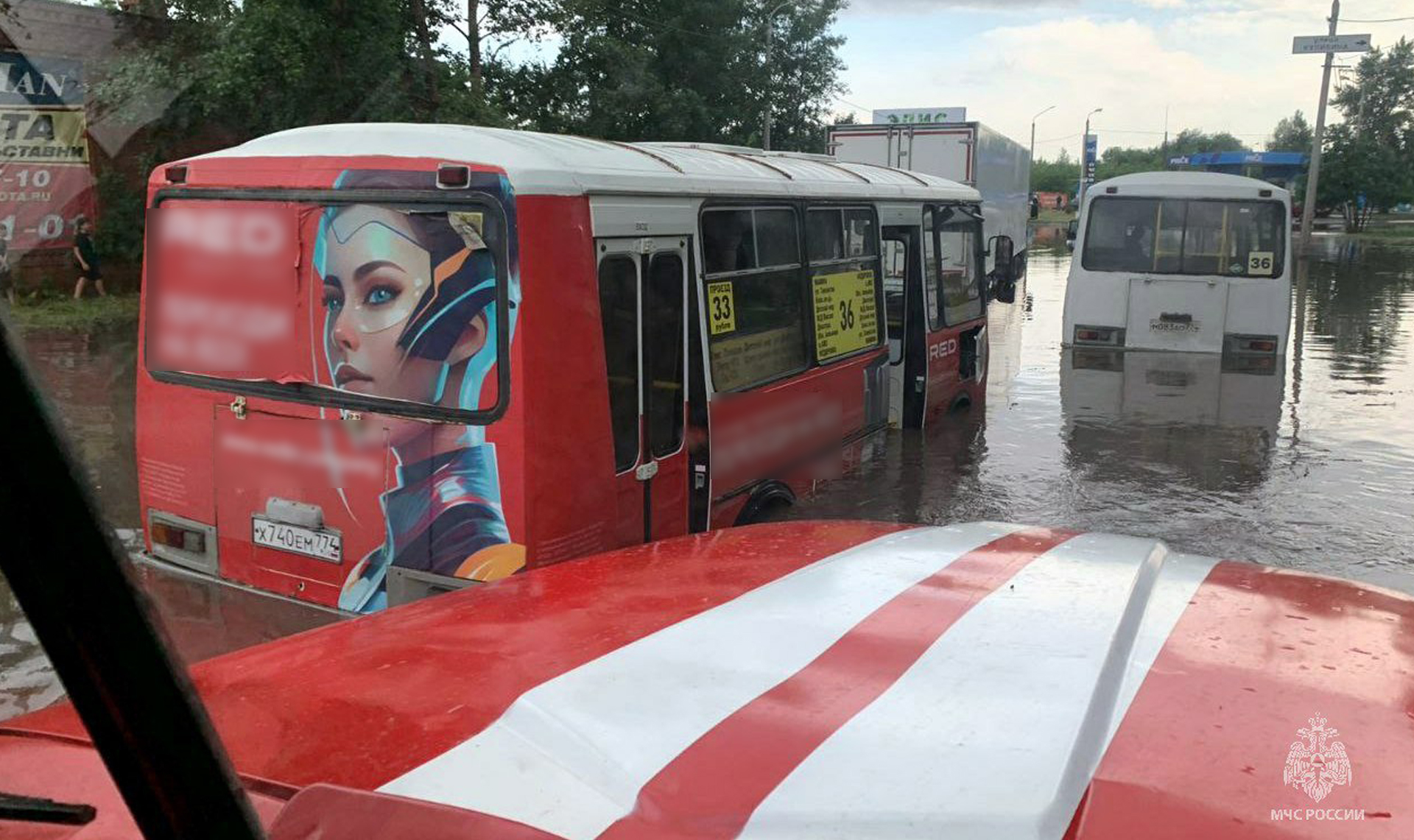 В Челябинске пожарные помогли пассажирам выбраться из маршрутки, застрявшей  на затопленной дороге